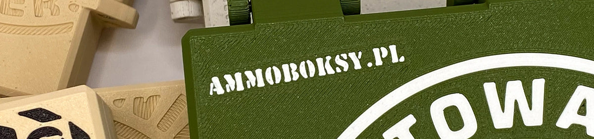 Oliwkowe pudełko na amunicję z napisem AMMOBOKSY.PL obok pudełek w kolorze FDE